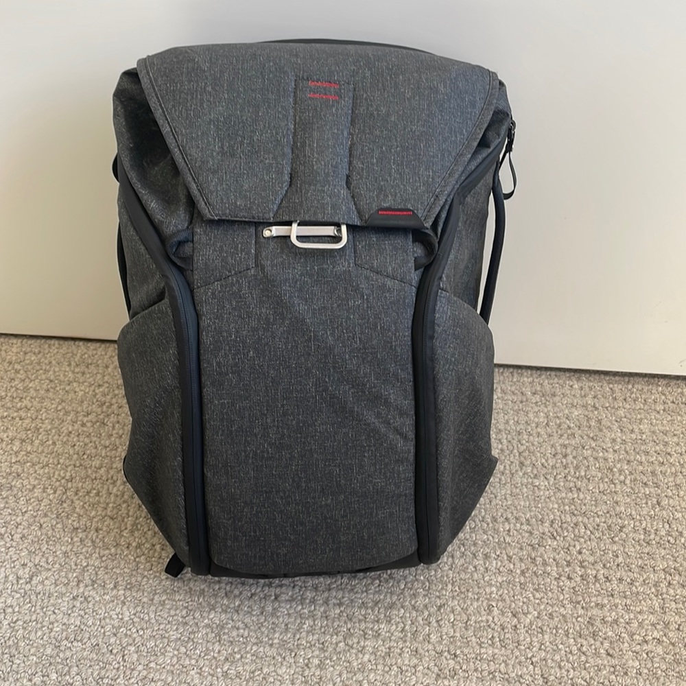 Peak Designs 20 Liter Everyday Backpack in Granite